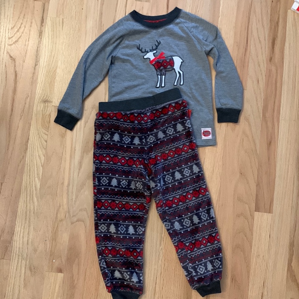 3/$25- Winter pyjamas - size extra small (4/5)